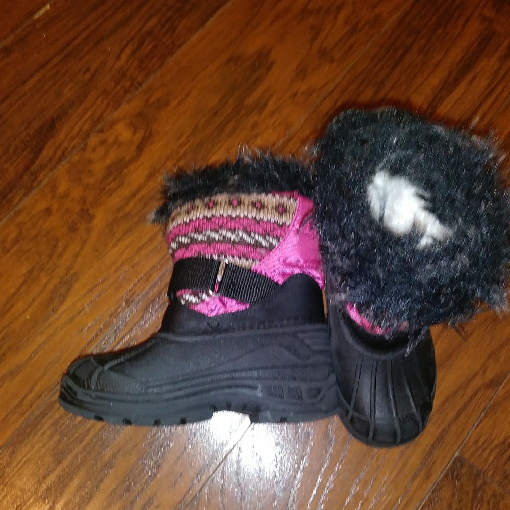 Toddler girls snow boots.